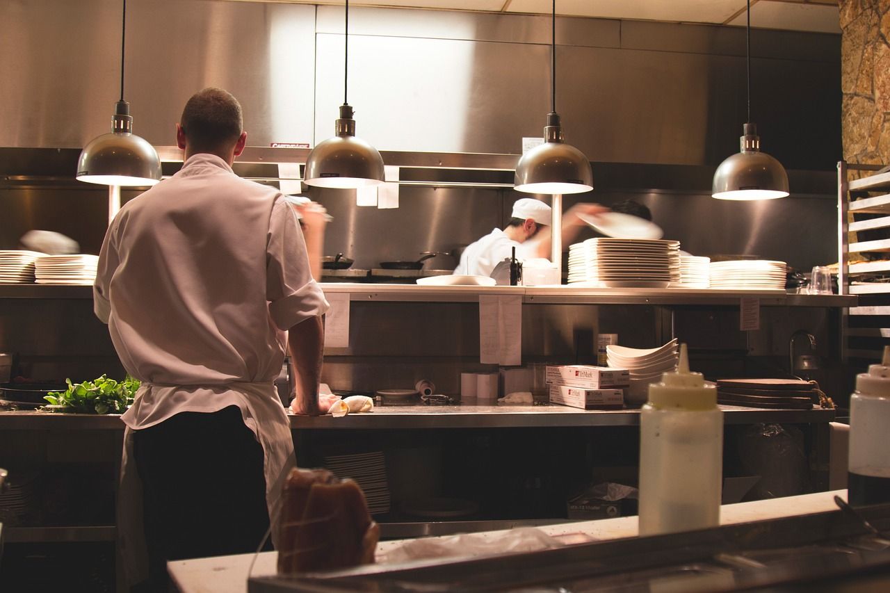 Cocina de un restaurante con pedidos en marcha