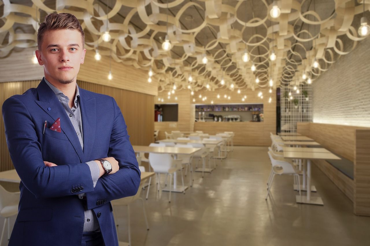 Dueño de un restaurante en su salón